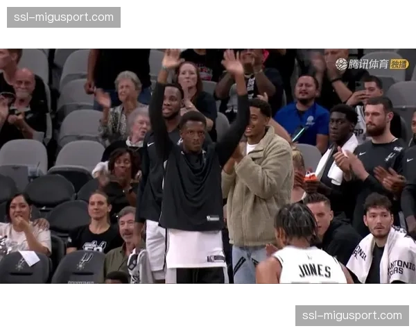 特写：文班亚马从罚球线跨步完成抢断，并亲自运球发动快攻助攻