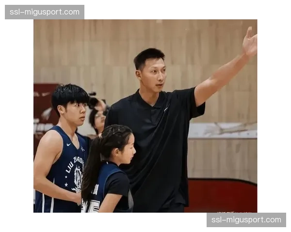 老将易建联场边指导年轻内线,角色转换后的球场身影